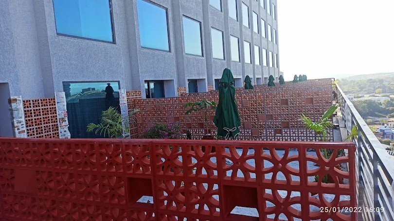 Rooftop Sky Lounge Breeze Parapet Screen